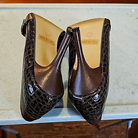 Red Circle Heels, Sz 8.5, Brown, Buckle Design Silvertone Round & Square Studs - Picture 15 of 16